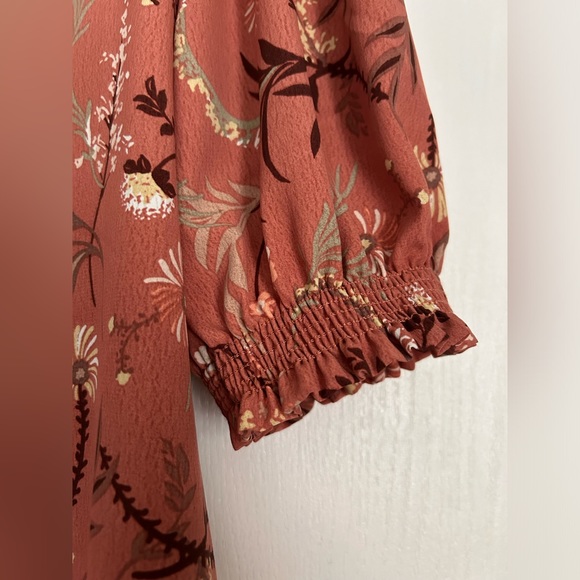 NWT Boutique “Les Amis” Floral Patterned Top with Puff Sleeves - Picture 3 of 7